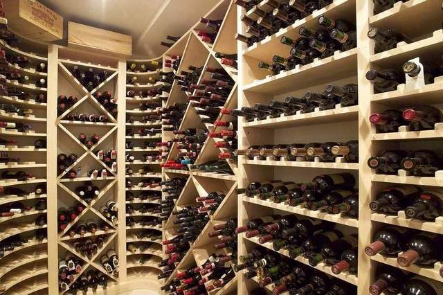 大型立體庫(kù)倉(cāng)庫(kù)為什么使用除濕機(jī)？