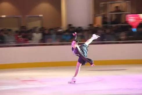 上?？諝獬凉衿髯哌M百姓家庭